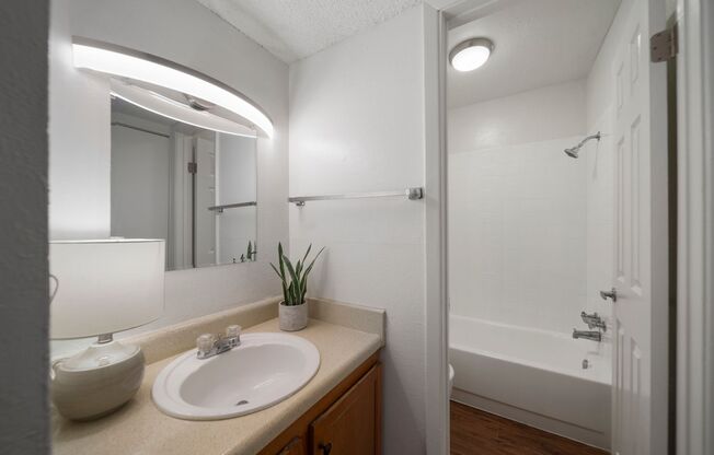 2 beds, 1 bath, 670 sqft, $1,259, Unit 02-232