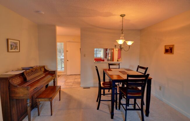 Conveniently located Carrboro 3 bed/2.5 bath Townhouse