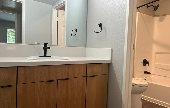 2 beds, 1 bath, 875 sqft, $2,725, Unit 42