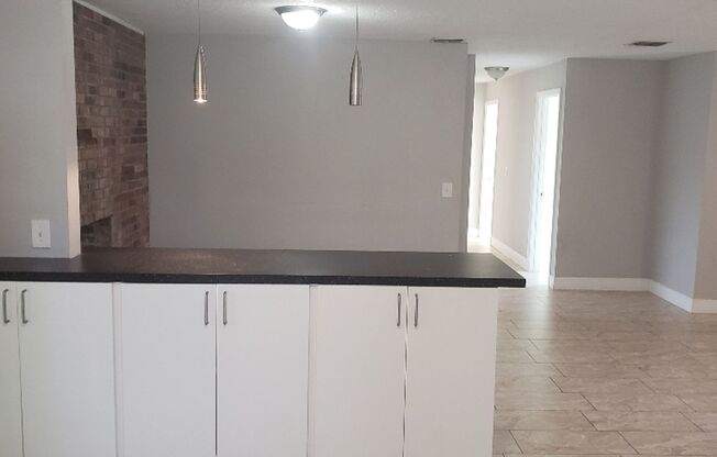 NICE, LARGE (SOLAR POWERED!)   4 BED / 2 BATH / 1 CAR GARAGE / POOL!  (ORLANDO WEST)