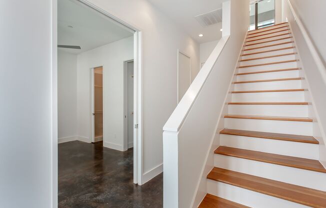 Spacious 3-Story Townhouse With Rooftop Deck Near Downtown