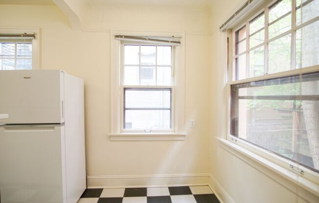 Vintage NW Classic Studio Close to NW 21st & 23rd Ready Mid-May!