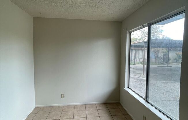 2 beds, 1 bath, 825 sqft, $1,250, Unit #9