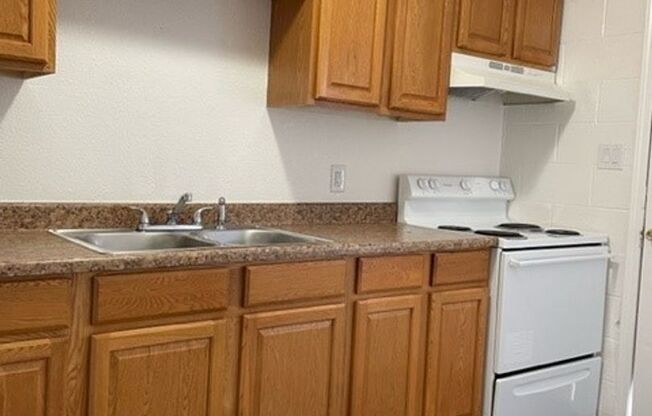 2 beds, 1 bath, $1,260, Unit C