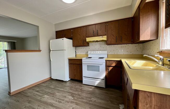 2 beds, 1 bath, $1,595, Unit 2E