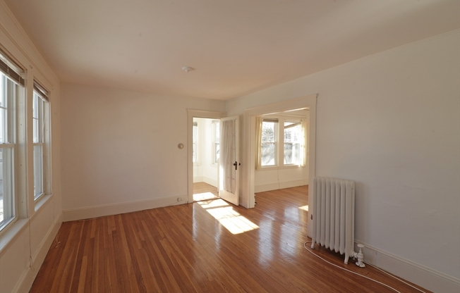 2 beds, 1 bath, $2,700, Unit 52