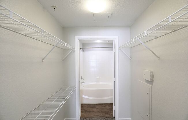 1 bed, 1 bath, 715 sqft, $1,051