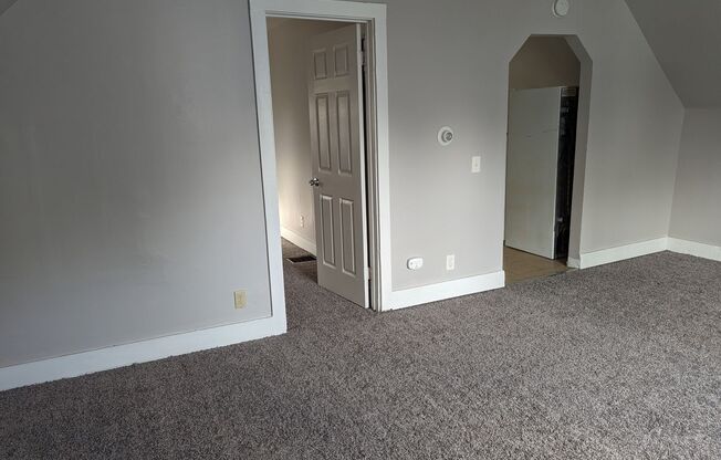 4 beds, 1 bath, $1,200, Unit 346 Weaver Up