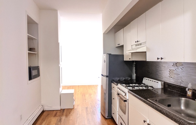 2 beds, 1 bath, $2,950, Unit 5