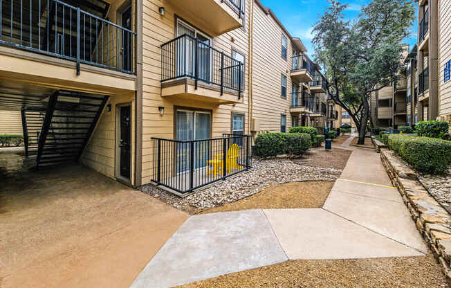 Building Exterior Landscaping at The Park on Preston in Dallas, TX