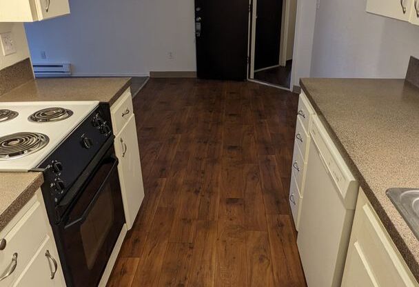 2 beds, 2 baths, 900 sqft, $1,525, Unit #24