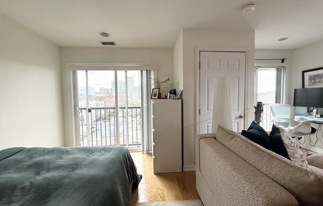 Studio, 1 bath, 650 sqft, $2,680, Unit 404