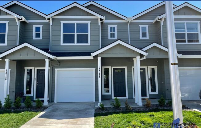 Gorgeous 2 Bedroom 2.5 Bath Townhome in White City