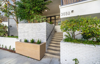 The Regal Villa Apts...Gorgeous Newly Remodeled 2 Bedroom.. Prime Location! CALL NOW!