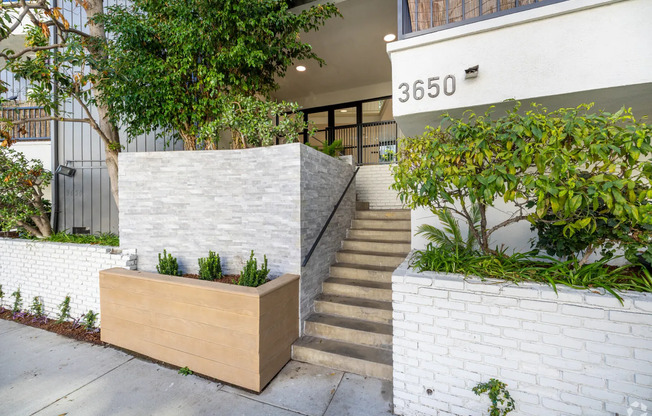 The Regal Villa Apts...Gorgeous Newly Remodeled 2 Bedroom.. Prime Location! CALL NOW!