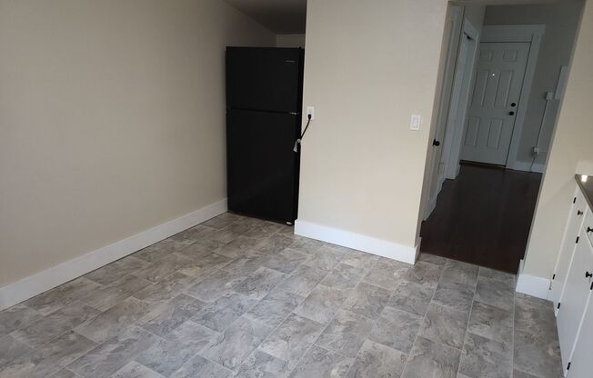 1 bed, 1 bath, $905, Unit 4