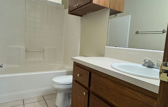 2 beds, 1 bath, $800, Unit 212 NW 14th B