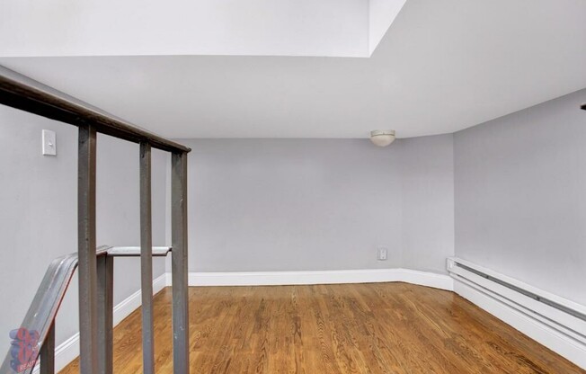3 beds, 1 bath, $6,595, Unit 6C