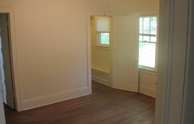 2 beds, 1 bath, $1,395, Unit A