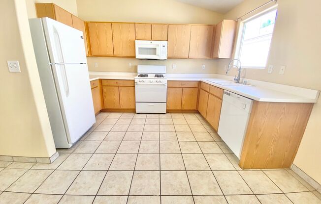 STUNNING SINGLE-FAMILY HOME 4 BEDROOM / 2 FULL BATHROOM, 2 CAR GARAGE