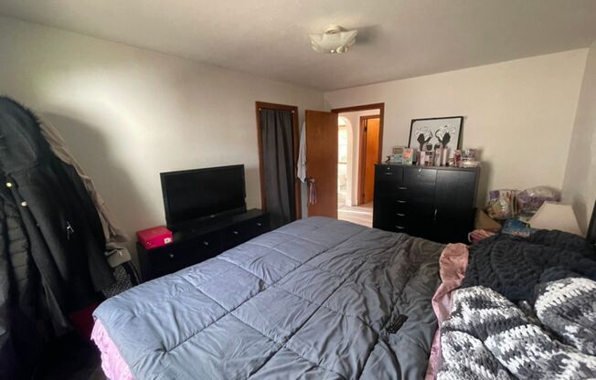 2 beds, 1 bath, $1,295