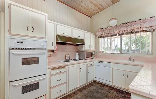 6 beds, 4 baths, $8,395