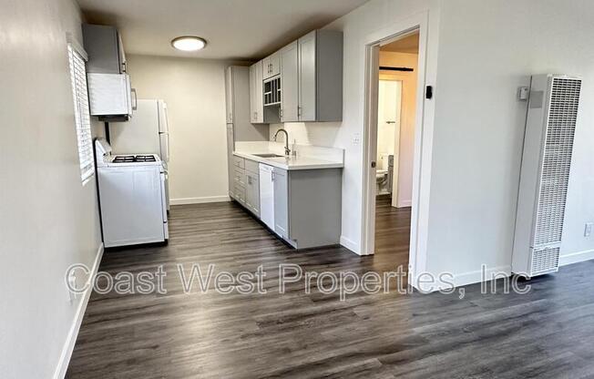 381 OAK AVE