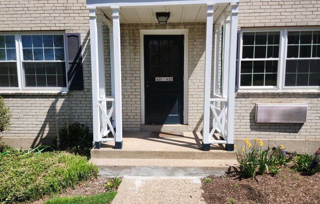 2 beds, 1 bath, 897 sqft, $2,225, Unit A-21