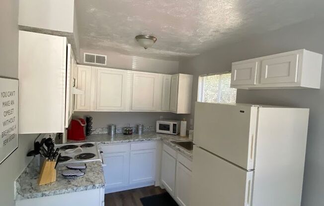 1 bed, 2 baths, 950 sqft, $1,300, Unit 2