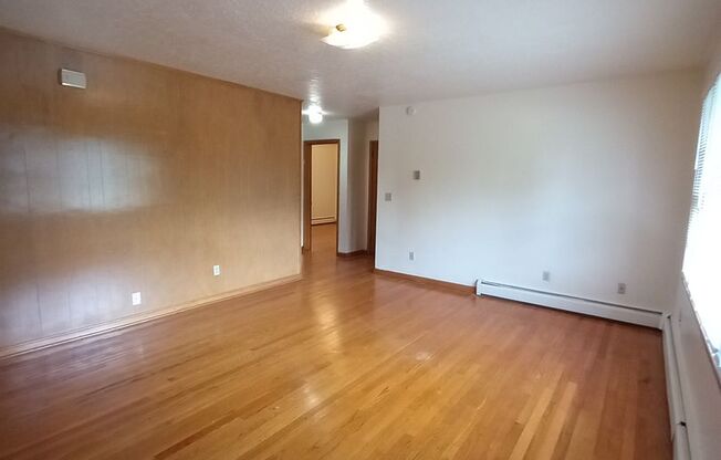 2 beds, 1 bath, 903 sqft, $1,250, Unit B-2