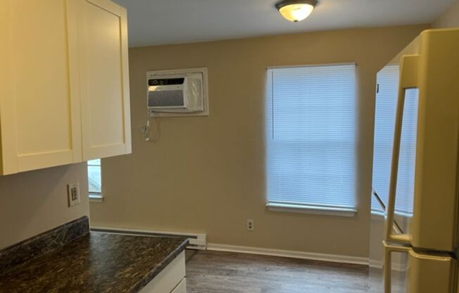 2 beds, 1 bath, $1,000, Unit A