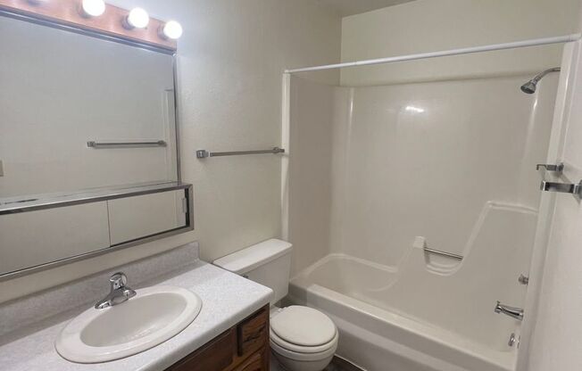 2 beds, 1 bath, $775, Unit 306