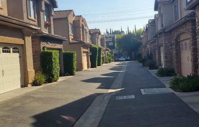 BEAUTIFUL SPACIOUS TOWNHOUSE IN GREAT LOCATION