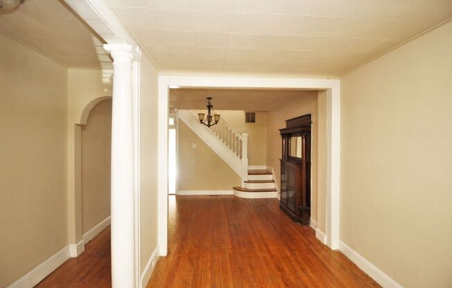 Updated 3bd/2ba Hampden Rowhome w/ CAC, W/D, more! Available 8/15!
