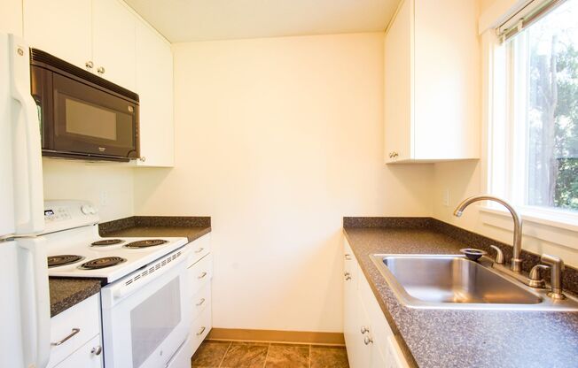 Sunny 2-Bed Townhouse w/Private Patio Ready Late July!
