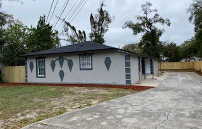 2BR/1BA  TRIPLEX LOCATED DOWNTOWN ORLANDO