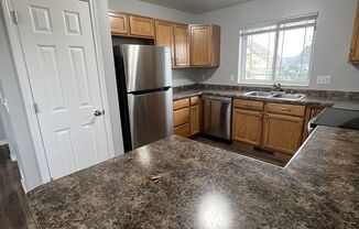 4 beds, 2 baths, $2,500, Unit 319