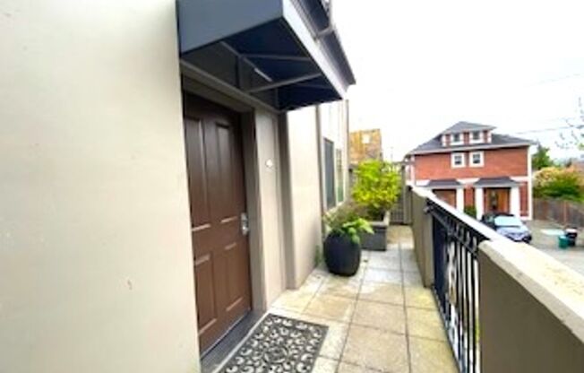 Sun-Filled Queen Anne Condo With Private Entrance