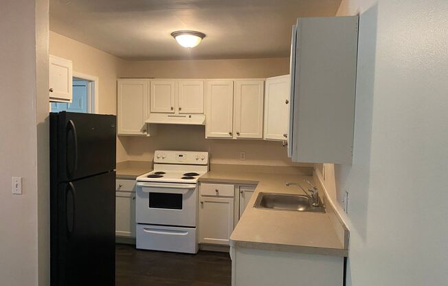 3 beds, 2 baths, 1,100 sqft, $1,700, Unit 21890 Coolidge - 201