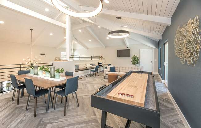 Resident Lounge with seating l Vue at the Lake in Sacramento