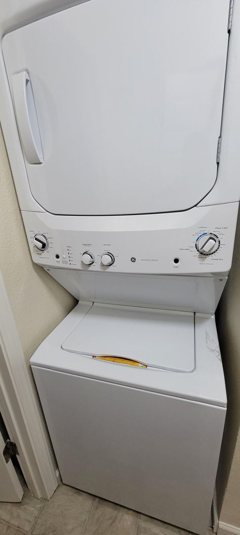 2 beds, 1 bath, 860 sqft, $2,095, Unit A106