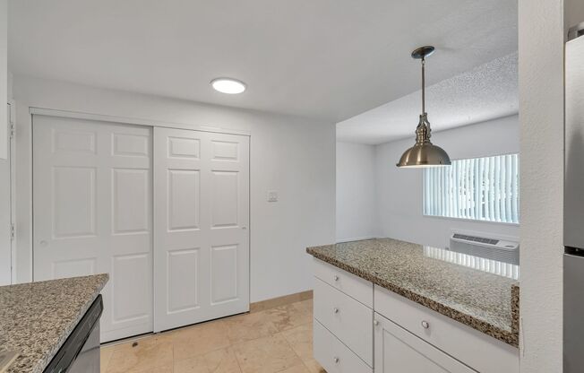 Studio, 1 bath, 450 sqft, $1,199, Unit 25