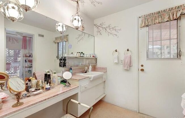 6 beds, 4 baths, $8,395