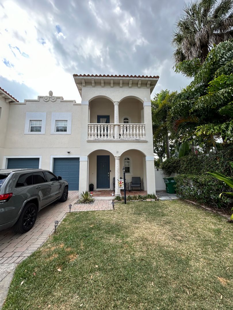Mediterranean style 3 Bed, 2 Bath, 1 Car Garge Townhome in Hyde Park