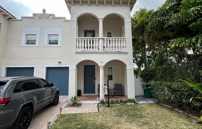Mediterranean style 3 Bed, 2 Bath, 1 Car Garge Townhome in Hyde Park