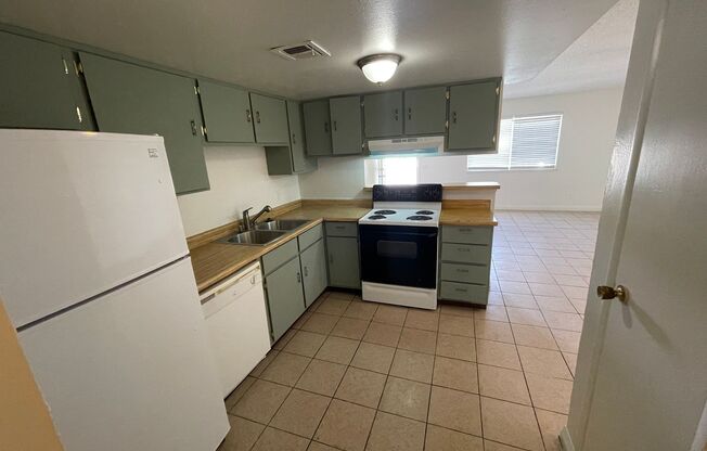 2 beds, 1 bath, 947 sqft, $995, Unit 2