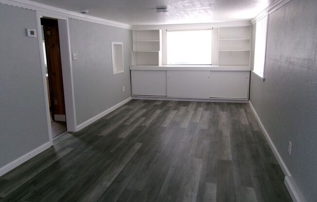 2 Bedroom, 1-1/2 Bath