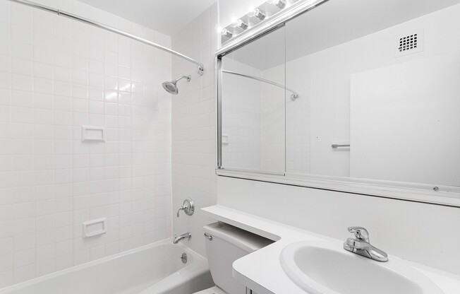1 bed, 1 bath, $4,400, Unit 21E