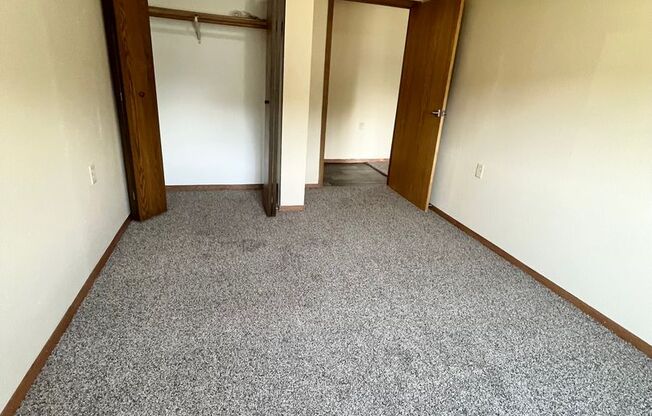 2 beds, 1 bath, 946 sqft, $725, Unit 8