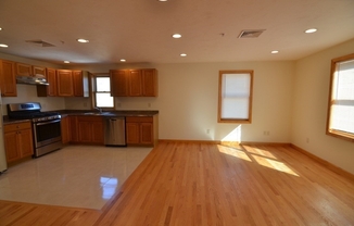 2 beds, 1 bath, 1,100 sqft, $2,300, Unit 4